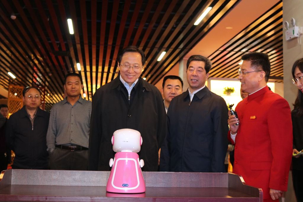 1493175365431221.jpg 农业部长韩长赋与XINGKONG.COM-星空(中国)智能机器人“红红”互动_副本.jpg
